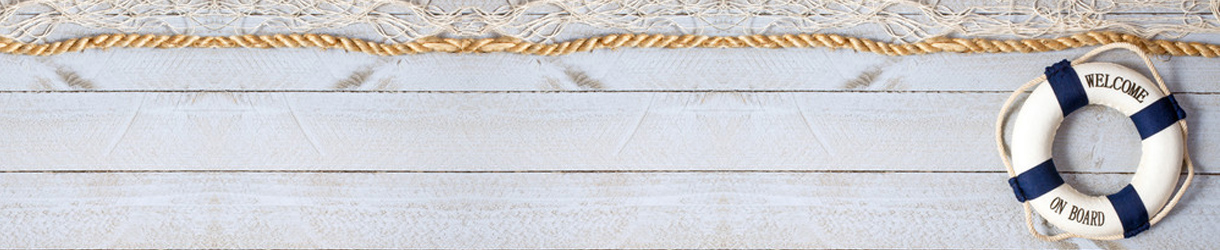Bild von einer Holzwand mit einem Rettungsring.