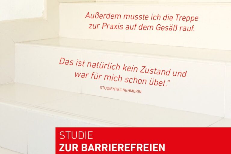 Das Cover der Publikation zeigt den rot hinterlegten Titel „Studie zur barrierefreien gynäkologischen Versorgung in Bremen“ sowie eine Treppe, auf deren Stufen das Zitat einer Studienteilnehmerin lesbar ist: „Ich hatte einen ganz tollen Arzt, brauchte dort aber immer jemanden, der mich unterstützte. Außerdem musste ich die Treppe zur Praxis auf dem Gesäß rauf. Das ist natürlich kein Zustand und war für mich schon übel.“