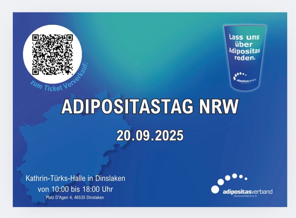 Das Plakat zeigt auf blau-grünem Hintergrund die Silhouette einer Landkarte von Nordrhein-Westfalen und den weiß gesetzten Titel ADIPOSITASTAG NRW 20.09.2025. Darunter stehen in etwas kleinerer Schrift Ort und Uhrzeit (von 10 bis 18 Uhr, Kathrin-Türks-Halle, Platz D‘Agen 4, 46535 Dinslaken). Außerdem sind das Logo des Adipositas Verbandes Deutschland, der Claim „Lass uns über Adipositas sprechen“ auf einem stilisierten Becher sowie ein QR-Code abgebildet, der zu folgendem Link führt: https://www.eventim-light.com/de/a/668956220aa0c77a11c19e59/e/67adfcfc4b8ab253d582da51