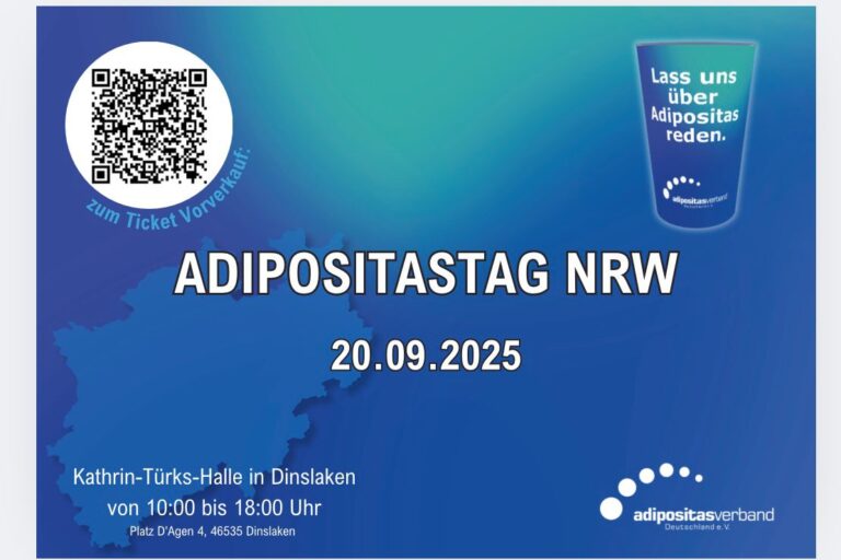 Das Plakat zeigt auf blau-grünem Hintergrund die Silhouette einer Landkarte von Nordrhein-Westfalen und den weiß gesetzten Titel ADIPOSITASTAG NRW 20.09.2025. Darunter stehen in etwas kleinerer Schrift Ort und Uhrzeit (von 10 bis 18 Uhr, Kathrin-Türks-Halle, Platz D‘Agen 4, 46535 Dinslaken). Außerdem sind das Logo des Adipositas Verbandes Deutschland, der Claim „Lass uns über Adipositas sprechen“ auf einem stilisierten Becher sowie ein QR-Code abgebildet, der zu folgendem Link führt: https://www.eventim-light.com/de/a/668956220aa0c77a11c19e59/e/67adfcfc4b8ab253d582da51