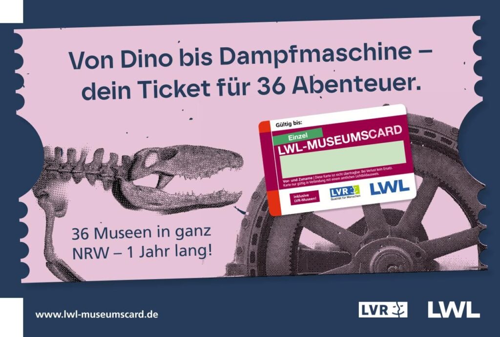 Vor einem rosafarbenen Hintergrund sind das Skelett eines Dinosauriers, ein großes Zahnrad abgebildet und ein Musterexemplar der LWL-Museumscard abgebildet. Geworben mit dem Slogan „Von Dino bis Dampfmaschine - dein Ticket für 36. Abenteuer. 36 Museen in ganz NRW - 1 Jahr lang!“ Darunter abgedruckt sind die beiden Logos von LVR und LWL sowie der Link zur Webseite: www.lwl-museumscard.de