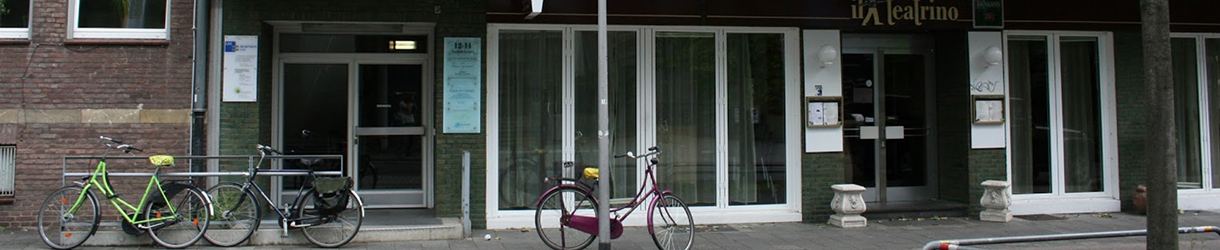 Foto des Eingangsbereichs der LAG Geschäftsstelle in Münster. Auf dem Bürgersteig sind Fahrräder angelehnt.