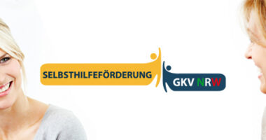 Bild von vier Personen, die sich unterhalten sowie das Logo der GKV Selbsthilfeförderung NRW.