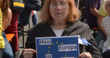 Netzwerk-Sprecherin Gertrud Servos mit einem unserer Poster zur Europa-Wahl.