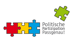 Logo des Projektes Politische Partizipation Passgenau: Drei bunte Puzzleteile stehen nebeneinander und greifen ineinander, daneben die Schrift Politische Partizipation Passgenau. Rechts auf der Schift ist ein weiteres, grünes Puzzleteil.
