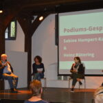 In einem Podiumsgespräch berichten Sabine Humpert-Kalb (3. v. l.) und Heinz Rütering über ihre Erfahrung und ihr Engagement in der Kommunalpolitik. Foto: KSL Münster