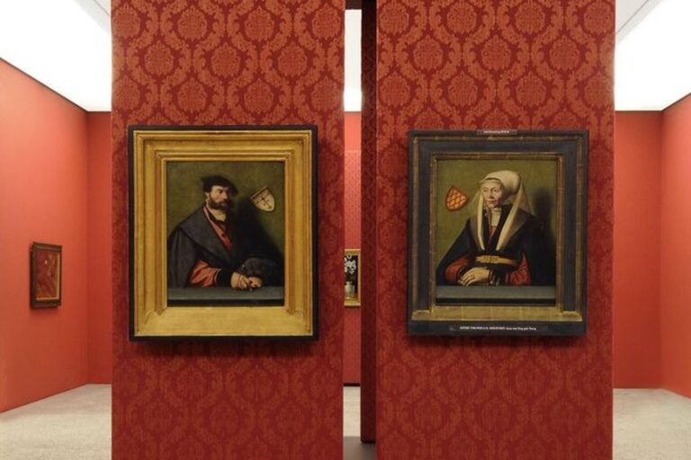An zwei breite, direkt nebeneinander stehende, mit roter Barock-Tapete gestaltete Säulen sind das Selbstporträt des Malers Ludger Tom (links) und ein Gemälde seiner Frau Anna (rechts) aus der Zeit von um 1500 angebracht. Sie hängen so nebeneinander, dass sich beide anschauen. Ausgestattet mit gehobener Kleidung, Schmuck und dem Wappen der Familie präsentiert sich das Paar stolz als selbstbewusster Teil der Gesellschaft.