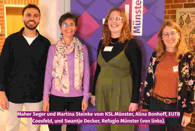 Die Referent*innen haben sich vor einem Roll-Up des KSL-Münster mit dem typischen Kachdel-Design in Lila- und Rottönen aufgestellt und lächeln in die Kamera - von links: Maher Seger (etwa 30 Jahre alt, mit kurzen, dunklen Haaren und Bartansatz, in schwarzem Hemd und beiger Hose), Martina Steinke (ca. 50 Jahre alt, mit kurzen dunklen Haaren, rosa Pullover und hell gemustertem Seidenschal), Alina Bonhoff (gut 30 Jahre, rotblond gelockte Haare auf Schulterlänge, eckige Brille, in einem grünen Hosenkleid über schwarzem Oberteil) und Swantje Decker (zwischen 30 und 40, helle Haare, runde Brille, in Jeans und dunklem Blazer mit Blumenmuster über orangefarbenen Shirt).