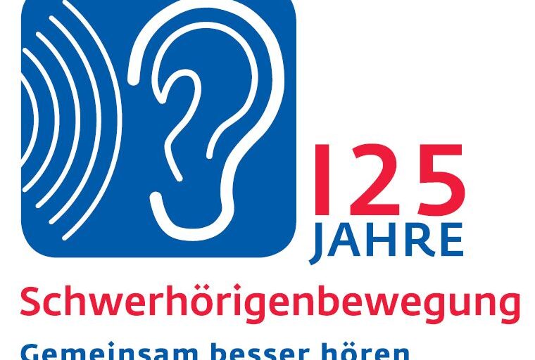 Das Logo mit der Aufschrift „125 Jahre Schwerhörigenbewegung - Gemeinsam besser hören“ zeigt das blau hinterlegte Symbol eines Ohres, auf das sich mehrere Schallwellen zubewegen.