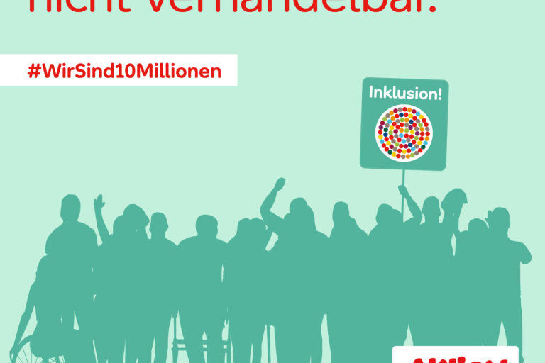 Die Kachel zeigt auf hellgrünem Hintergrund die etwas dunkler eingefärbte Silhouette einer Gruppe unterschiedlicher Menschen, die teilweise im Rollstuhl sitzen, einen Rollator nutzen und die Arme erhoben haben – wobei eine Person ein Plakat mit der Aufschrift „Inklusion“ und der Darstellung eines Kreises mit vielen bunten Kugeln in die Höhe reckt. Unter dem rot gesetzten Titel „Menschenrechte sind nicht verhandelbar“ steht der Hashtag #WirSind10Millionen und in der rechten unteren Ecke ist das Logo der Aktion Menschen mit dem Claim „Das WIR gewinnt“ abgebildet.