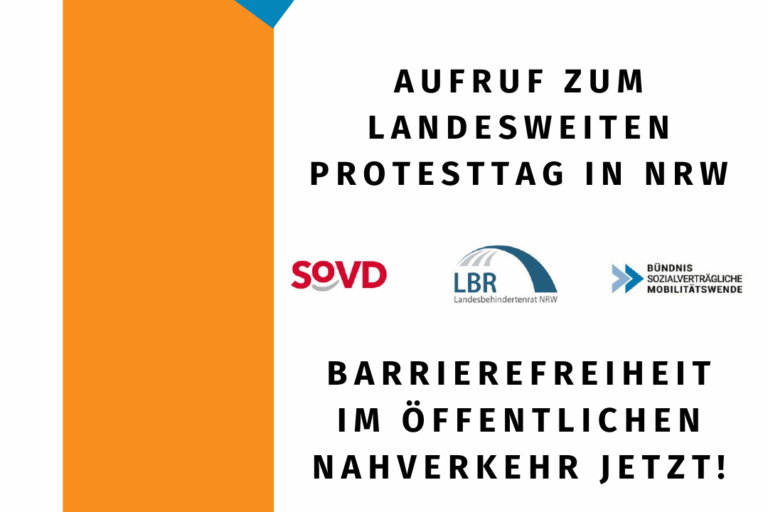 Die Kachel zeigt auf weißem Hintergrund den schwarzen Schriftzug „Aufruf zum landesweiten Protesttag in NRW - Barrierefreiheit im öffentlichen Nahverkehr jetzt!“ mit den Logos vom SOVD, des Landesbehindertenrats (LBR) NRW, des Bündnisses sozialverträgliche Mobilitätswende sowie der LAG Selbsthilfe NRW. Als Datum ist der 5. Mai 2026 in einem blauen, auf der Spitze stehenden Quadrat hervorgehoben, das in einen orangefarbenen Streifen am rechten Bildrand übergeht.