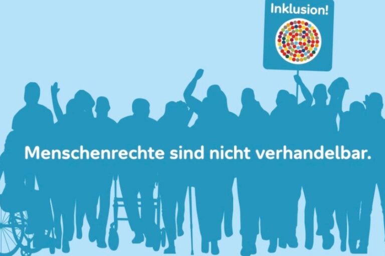 Das Banner zeigt auf hellblauem Hintergrund die etwas dunkler eingefärbte Silhouette einer Gruppe unterschiedlicher Menschen, die teilweise im Rollstuhl sitzen, einen Rollator nutzen und die Arme erhoben haben. Über ihnen ist das Motto „Menschenrechte sind nicht verhandelbar“ und eine Person reckt ein Plakat mit der Aufschrift „Inklusion“ und der Darstellung eines Kreises mit vielen bunten Kugeln in die Höhe.