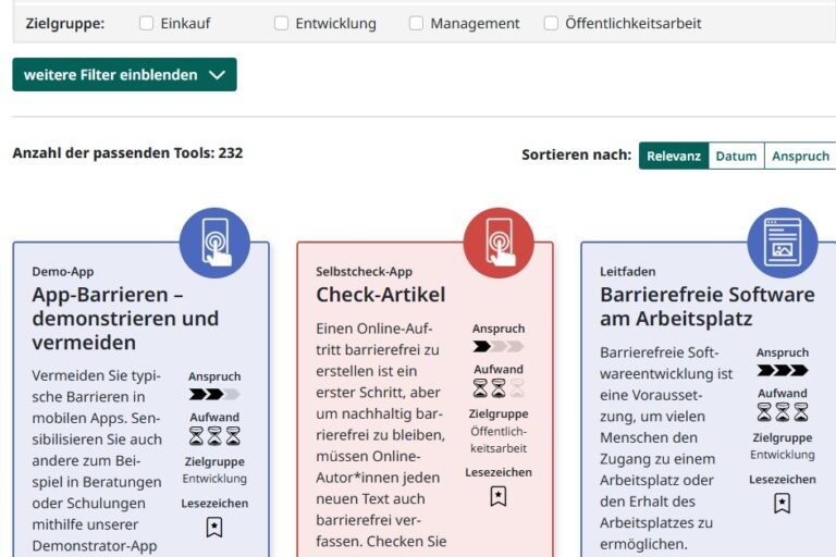 Der Screenshot der Webseite www. toolbox-barrierefrei.de zeigt oben den Tool-Filter mit einem Eingabefeld für Stichwörter, den optional auszuwählenden Zielgruppen „Einkauf“, „Entwicklung“, „Management“ sowie „Öffentlichkeitsarbeit“ und der Schaltfläche „weitere Filter einblenden“. Ohne entsprechende Auswahl folgt die Anzahl der passenden Tools (232) und die Sortierung nach Relevanz, Datum und Anspruch. Die Tools selber werden abwechselnd in blau bzw. orange hinterlegten Kästen dargestellt und beinhalten neben den Namen (z. B. „Leitfaden: Barrierefreie Software am Arbeitsplatz“) eine Kurzbeschreibung (in diesem Fall: Barrierefreie Softwareentwicklung ist eine Voraussetzung, um vielen Menschen den Zugang zu einem Arbeitsplatz oder den Erhalt des Arbeitsplatzes zu ermöglichen), Angaben zum Anspruch (Stufe 3 von 3), Aufwand (ebenfalls 3 von 3) und der Zielgruppe (Entwicklung), der Möglichkeit, ein Lesezeichen zu setzen sowie die Schaltfläche „mehr erfahren“.
