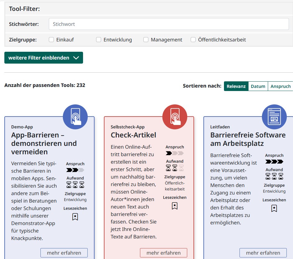 Der Screenshot der Webseite www. toolbox-barrierefrei.de zeigt oben den Tool-Filter mit einem Eingabefeld für Stichwörter, den optional auszuwählenden Zielgruppen „Einkauf“, „Entwicklung“, „Management“ sowie „Öffentlichkeitsarbeit“ und der Schaltfläche „weitere Filter einblenden“. Ohne entsprechende Auswahl folgt die Anzahl der passenden Tools (232) und die Sortierung nach Relevanz, Datum und Anspruch. Die Tools selber werden abwechselnd in blau bzw. orange hinterlegten Kästen dargestellt und beinhalten neben den Namen (z. B. „Leitfaden: Barrierefreie Software am Arbeitsplatz“) eine Kurzbeschreibung (in diesem Fall: Barrierefreie Softwareentwicklung ist eine Voraussetzung, um vielen Menschen den Zugang zu einem Arbeitsplatz oder den Erhalt des Arbeitsplatzes zu ermöglichen), Angaben zum Anspruch (Stufe 3 von 3), Aufwand (ebenfalls 3 von 3) und der Zielgruppe (Entwicklung), der Möglichkeit, ein Lesezeichen zu setzen sowie die Schaltfläche „mehr erfahren“.