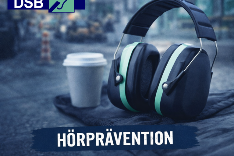 Auf dem Plakat ist dicker Bügel-Kopfhörer neben einem Einweg-Kaffeebecher abgebildet. Darüber steht der Titel „HÖR HIN!“ und unter dem DSB-Logo die weiteren Informationen: HÖRPRÄVENTION: Lärm vermeiden - Gehör schützen - Hörpausen einlegen. Schütze dein Gehör im Alltag!