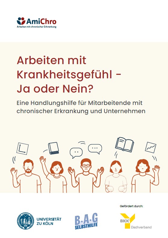 Das Cover der Broschüre zeigt die Karikatur von 5 Männern und Frauen, über deren Köpfen Bücher und Kalkulationstafeln als Symbolbilder zum Thema Arbeit schweben. Neben dem Titel „Arbeiten mit Krankheitsgefühl - Ja oder Nein? Eine Handlungshilfe für Mitarbeitende mit chronischer Erkrankung und Unternehmen“ sind außerdem die Logos des Projekts AmiChro (Arbeiten mit chronischer Erkrankung), der Universität zu Köln und der BAG SELBSTHILFE sowie der Hinweis „Gefördert durch BKK Dachverband“ abgedruckt.