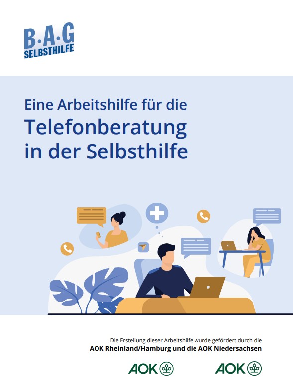 Auf dem Cover des Heftes ist neben dem Logo der BAG Selbsthilfe und dem Titel „Eine Arbeitshilfe für die Telefonberatung in der Selbsthilfe“ die Illustration eines jungen Mannes in blauem Pullover abgebildet, der an einem Schreibtisch vor seinem Laptop sitzt und um den mehrere Sprechblasen kreisen, die beispielsweise eine Ratsuchende am Handy oder vor dem PC zeigen. Darunter ist außerdem der Hinweis „Die Erstellung dieser Arbeitshilfe wurde gefördert durch die AOK Rheinland/Hamburg und die AOK Niedersachsen“ mit den entsprechenden Logos abgedruckt.