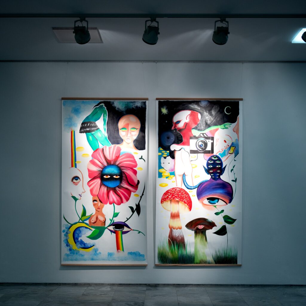Blick auf zwei etwa 3 m große Leinwände der Künstlerin Clara Gott, auf denen surrealistisch anmutende Situationen zu sehen sind.