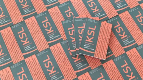Mehrere gleiche Broschüren liegen auf- und nebeneinander. Auf der linken Seite des Covers steht jeweils der Titel „KSL KONKRET #9 - Soziale Rechte durchsetzen“ sowie der Zusatz „Eine Schriftenreihe der Kompetenzzentren Selbstbestimmt Leben NRW“ in oranger bzw. weißer Schrift aus dunkelgrauem Hintergrund. Die rechte Hälfte enthält eine kurze Inhaltsangabe in Komplementärfarben: Informieren Sie sich umfassend über Ihre Rechte. Haben Sie den Mut, sich zu wehren, wenn es nötig ist. Neben grundlegenden juristischen Informationen finden Sie viele praktische Hinweise, wie Sie gegen Entscheidungen oder ausbleibende Entscheidungen von Behörden rechtlich vorgehen können - sei es mit Widerspruch, Klage oder einem Antrag auf einstweiligen Rechtsschutz.