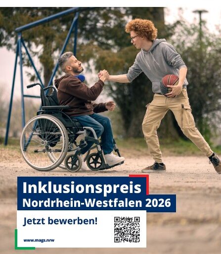 Auf dem Cover der Broschüre sind ein etwa 30-jähriger Mann im Rollstuhl mit kurzen Haaren, grau meliertem Bart, braunem Kapuzenpullover, Jeans und hellen Turnschuhen sowie ein junger Erwachsener mit lockigen roten Haaren, schmaler Hornbrille, grauem Kapuzenpullover und beiger Cargohose abgebildet. Letztere hält mit Rechts einen Basketball an der Hüfte, während er mit der linken in die rechte Hand seines Gegenübers einschlägt. Im Hintergrund ragt ein blaues Spielgerüst aus dem Parkgelände und unter den beiden werden die Infos „Inklusionspreis Nordrhein-Westfalen 2026 - Jetzt bewerben!“ zusammen mit dem QR-Code zur Webseite (www.mags.nrw/inklusionspreis) ergänzt. Auf weißem Hintergrund sind außerdem die Logos des Ministeriums für Arbeit, Gesundheit und Soziales wie auch von „nrw inklusiv“, des „Landesaktionsplans Sport und Inklusion Nordrhein-Westfalen“ und der „NRW Stiftung“ abgebildet.