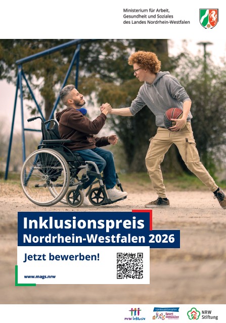 Auf dem Cover der Broschüre sind ein etwa 30-jähriger Mann im Rollstuhl mit kurzen Haaren, grau meliertem Bart, braunem Kapuzenpullover, Jeans und hellen Turnschuhen sowie ein junger Erwachsener mit lockigen roten Haaren, schmaler Hornbrille, grauem Kapuzenpullover und beiger Cargohose abgebildet. Letztere hält mit Rechts einen Basketball an der Hüfte, während er mit der linken in die rechte Hand seines Gegenübers einschlägt. Im Hintergrund ragt ein blaues Spielgerüst aus dem Parkgelände und unter den beiden werden die Infos „Inklusionspreis Nordrhein-Westfalen 2026 - Jetzt bewerben!“ zusammen mit dem QR-Code zur Webseite (www.mags.nrw/inklusionspreis) ergänzt. Auf weißem Hintergrund sind außerdem die Logos des Ministeriums für Arbeit, Gesundheit und Soziales wie auch von „nrw inklusiv“, des „Landesaktionsplans Sport und Inklusion Nordrhein-Westfalen“ und der „NRW Stiftung“ abgebildet.