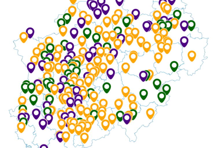 Ein Screenshot zeigt die interaktive NRW-Karte mit der weiß hinterlegten Silhouette unseres Bundeslandes, die fast vollständig mit Ortsmarkierungen in den Farben lila (Beiräte), orange (Hauptamtliche Inklusionsbeauftragte) und grün (Ehrenamtliche Inklusionsbeauftragte) bedeckt ist. Die Suche nach diesen drei Typen sowie dem jeweiligen Kreis, der Stadt / Gemeinde bzw. per Postleitzahl lässt sich über die Eingabemaske rechts daneben verfeinern. Außerdem gibt es eine blau hinterlegte Schaltfläche zum Download der Interessenvertretungen als Liste.