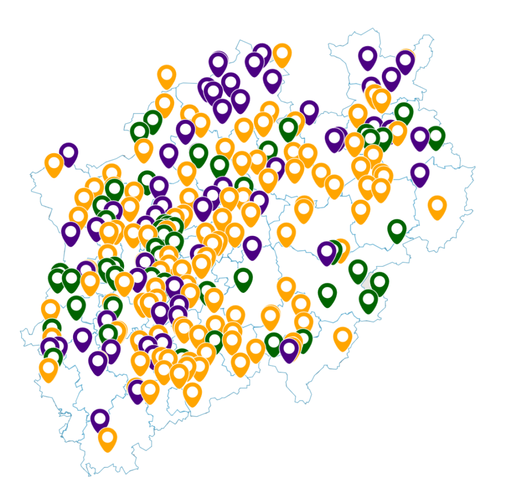 Ein Screenshot zeigt die interaktive NRW-Karte mit der weiß hinterlegten Silhouette unseres Bundeslandes, die fast vollständig mit Ortsmarkierungen in den Farben lila (Beiräte), orange (Hauptamtliche Inklusionsbeauftragte) und grün (Ehrenamtliche Inklusionsbeauftragte) bedeckt ist. Die Suche nach diesen drei Typen sowie dem jeweiligen Kreis, der Stadt / Gemeinde bzw. per Postleitzahl lässt sich über die Eingabemaske rechts daneben verfeinern. Außerdem gibt es eine blau hinterlegte Schaltfläche zum Download der Interessenvertretungen als Liste.