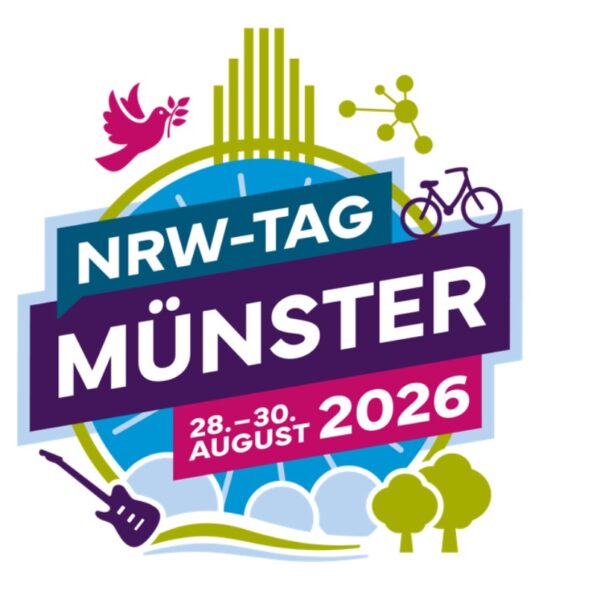 Das Plakat zeigt in bunt hinterlegten Käsen die Infos NRW-Tag (blau), Münster (lila), 28.-30. August 2026 (pink). Darum herum sind weitere farbenfrohe Symbole abgebildet wie die Friedenstaube, ein Fahrrad, eine Gitarre und Bäume.