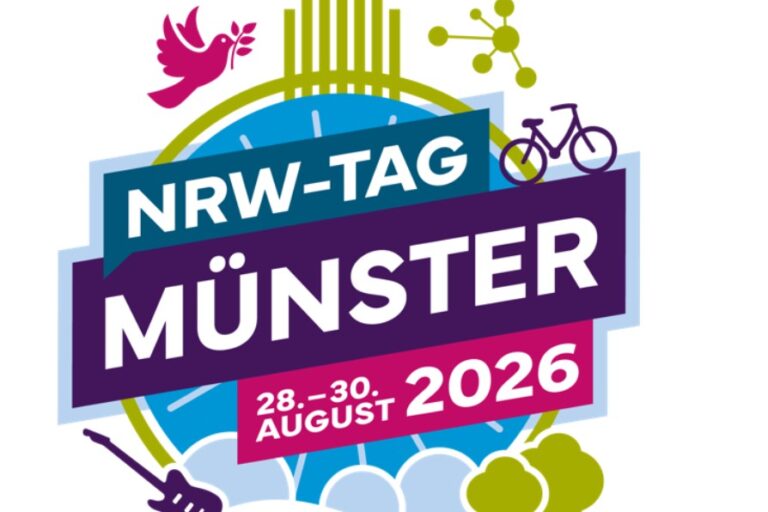 Das Plakat zeigt in bunt hinterlegten Käsen die Infos NRW-Tag (blau), Münster (lila), 28.-30. August 2026 (pink). Darum herum sind weitere farbenfrohe Symbole abgebildet wie die Friedenstaube, ein Fahrrad, eine Gitarre und Bäume.