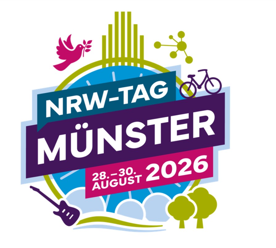 Das Plakat zeigt in bunt hinterlegten Käsen die Infos NRW-Tag (blau), Münster (lila), 28.-30. August 2026 (pink). Darum herum sind weitere farbenfrohe Symbole abgebildet wie die Friedenstaube, ein Fahrrad, eine Gitarre und Bäume.