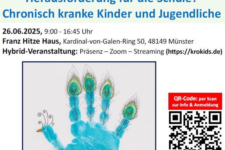Unter den Logos des Instituts für Politikwissenschaft, des Kindernetzwerk, der KROKIDS Stiftung und der Akademie Franz Hitze Haus zeigt Plakat den Titel der Veranstaltung „Herausforderung für die Schule? Chronisch kranke Kinder und Jugendliche“ sowie alle weiteren Informationen (26. Juni 2025, 9:00 bis 16:45 Uhr Franz Hitze Haus, Kardinal-van-Galen-Ring 50, 48149 Münster, Hybrid-Veranstaltung: Präsenz – Zoom – Streaming https://krokids.de). Zudem ist ein hellblauer Handabdruck abgebildet, der mit einem Schnabel und Auge am Daumen, buntem Gefieder an den vier anderen, nach oben ausgerichteten Fingern sowie eingezeichneten Krähenfüßen unten am Übergang zum Handgelenk zu einem Pfau umgestaltet wurde.