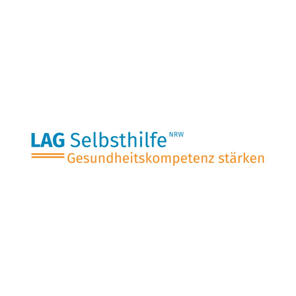 Das Logo des Projekts zeigt den Schriftzug der LAG Selbsthilfe NRW in Blau, unter das in orangener Farbe ein Gleichheitszeichen und der Titel „Gesundheitskompetenz stärken“ gesetzt sind.