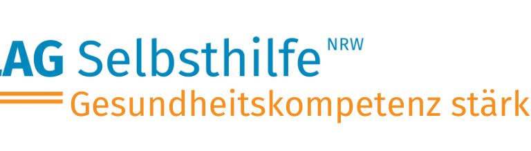 Das Logo des Projekts zeigt den Schriftzug der LAG Selbsthilfe NRW in Blau, unter das in orangener Farbe ein Gleichheitszeichen und der Titel „Gesundheitskompetenz stärken“ gesetzt sind.
