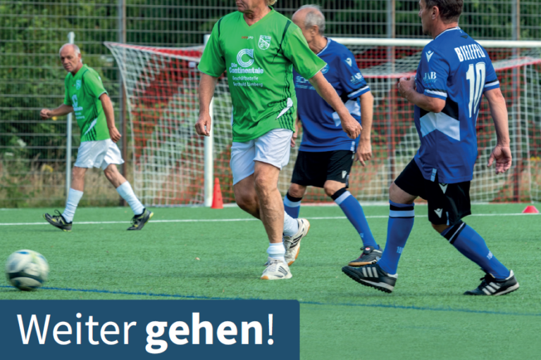 Cover der Broschüre, das einen Fußballplatz zeigt, auf dem sich zwei ältere Spieler im grünen Trikot und zwei ältere Spieler in blauen Trikots in Richtung Ball bewegen. Neben dem Logo des BRSNW - Behinderten- und Rehabilitationssportverband Nordrhein-Westfalen - ist der Titel aufgedruckt: Weiter gehen! Walking Football – Bewegung, Gemeinschaft und Spaß bis ins hohe Alter – Eine Handreichung des BRSNW für Menschen mit und ohne Behinderung