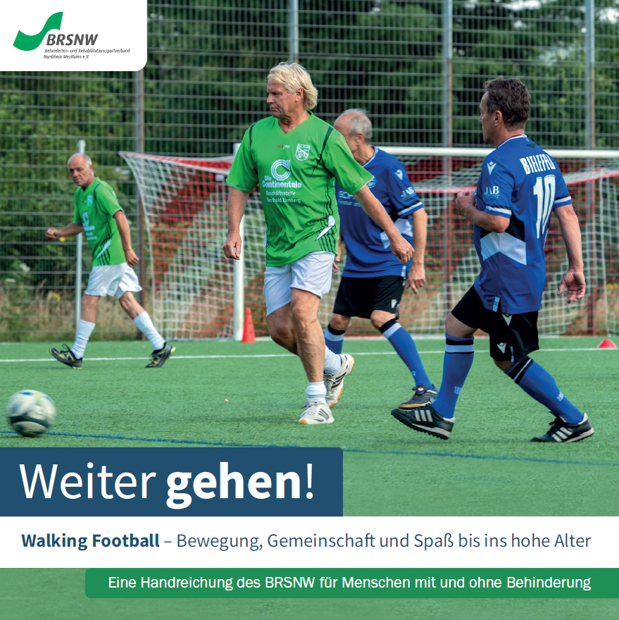 Cover der Broschüre, das einen Fußballplatz zeigt, auf dem sich zwei ältere Spieler im grünen Trikot und zwei ältere Spieler in blauen Trikots in Richtung Ball bewegen. Neben dem Logo des BRSNW - Behinderten- und Rehabilitationssportverband Nordrhein-Westfalen - ist der Titel aufgedruckt: Weiter gehen! Walking Football – Bewegung, Gemeinschaft und Spaß bis ins hohe Alter – Eine Handreichung des BRSNW für Menschen mit und ohne Behinderung
