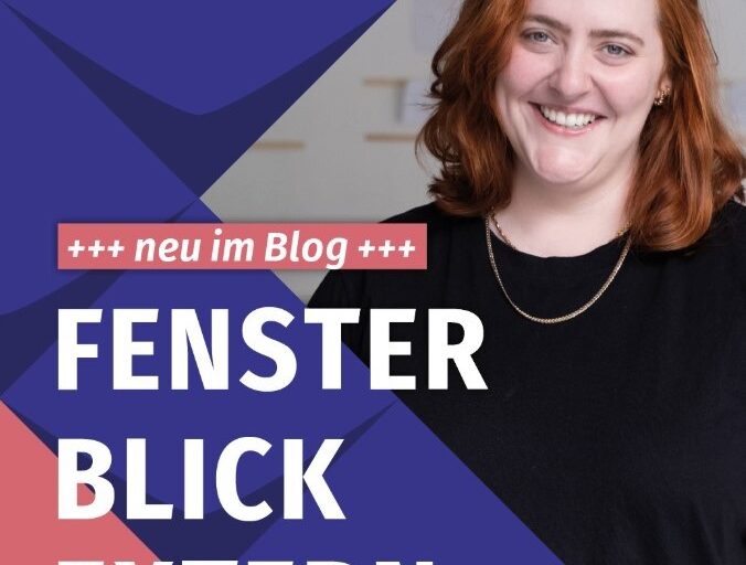 Eingerahmt in das KSL-Design aus blauen und rosafarbenen Kacheln strahlt eine Frau mit schulterlangem, welligem roten Haar in die Kamera. Sie trägt ein schwarzes Oberteil, über das eine schlichte silberne Halskette fällt. Daneben stehen der Text „+++ neu im Blog +++“ und der Titel „Fensterblick extern“.