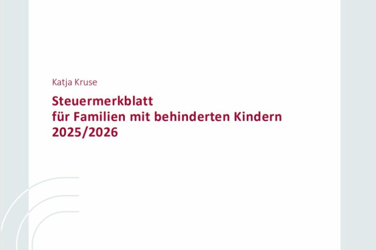Das Cover des Ratgebers zeigt auf weißem Hintergrund den rot gesetzten Titel „Steuermerkblatt für Familien mit behinderten Kindern 2025/2026“ sowie den Namen der Autorin Katja Kruse. Die Seitenränder sind von einem grauen Rahmen umfasst, auf dem oben rechts das Logo und unten die Kontaktdaten des Herausgebers abgedruckt sind: Bundesverband für körper- und mehrfachbehinderte Menschen e. V. (bvkm), Brehmstr. 5-7, 40239 Düsseldorf, www.bvkm.de