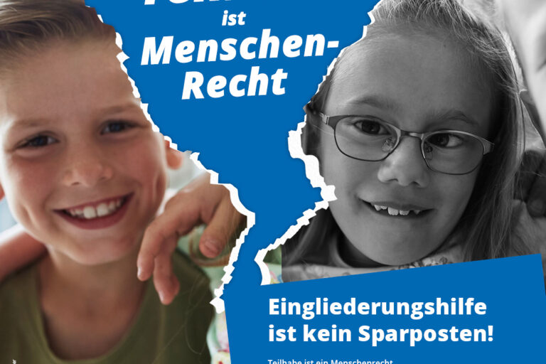 Das Plakat zeigt links das farbige Bild eines fröhlich grinsenden Jungen im Grundschulalter und rechts das Schwarz-Weiß-Foto eines etwa gleichaltrigen Mädchens mit starker Brille und etwas schiefem Lächeln. Zwischen beiden ist ein blau hinterlegter Riss dargestellt, auf dem in Weiß das Logo der Lebenshilfe und die Forderung „Teilhabe ist Menschen-Recht“ hervorgehoben sind. Weiter unten erklärt ein kurzer Info-Text: „Eingliederungshilfe ist kein Sparposten! Teilhabe ist ein Menschenrecht. Die Lebenshilfe fordert: Keine Einschnitte bei der Eingliederungshilfe - Menschen mit Behinderung müssen uneingeschränkt teilhaben können.“