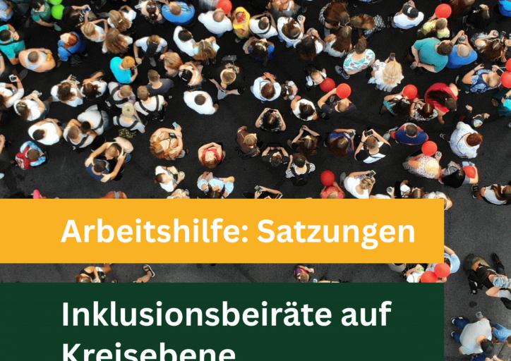 Im Mittelpunkt des Covers steht das Foto einer Versammlung draußen auf einem Marktplatz o. ä., das aus der Vogelperspektive aufgenommen wurde und mehrere Dutzend Menschen von oben zeigt. In weißer Schrift sind der Titel „Arbeitshilfe: Satzungen“ auf einem orangen Balken sowie der Zusatz „Inklusionsbeiräte auf Kreisebene“ vor grünem Hintergrund hervorgehoben. Unten abgeschlossen wird das Bild durch eine weiße Fläche mit dem Hinweis „Erstellt durch:“ inkl. Logos des Projekts „In Zukunft inklusiv“ und der LAG Selbsthilfe NRW sowie „Gefördert vom: Ministerium für Arbeit, Gesundheit und Soziales des Landes Nordrhein-Westfalen“ mit dem NRW-Wappen.