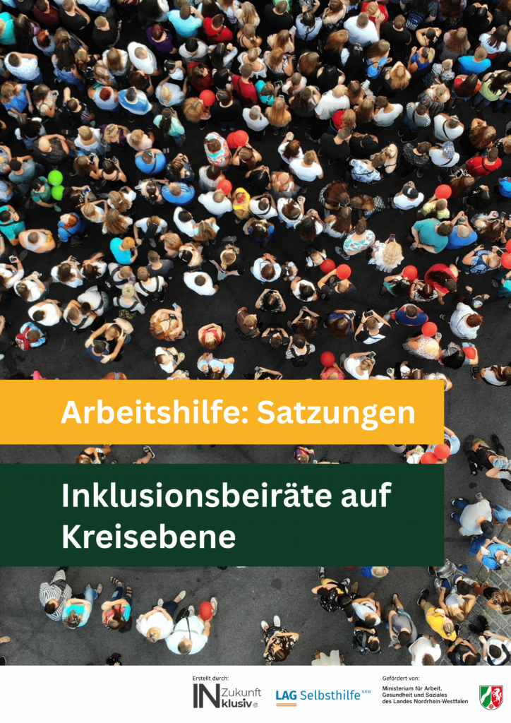 Im Mittelpunkt des Covers steht das Foto einer Versammlung draußen auf einem Marktplatz o. ä., das aus der Vogelperspektive aufgenommen wurde und mehrere Dutzend Menschen von oben zeigt. In weißer Schrift sind der Titel „Arbeitshilfe: Satzungen“ auf einem orangen Balken sowie der Zusatz „Inklusionsbeiräte auf Kreisebene“ vor grünem Hintergrund hervorgehoben. Unten abgeschlossen wird das Bild durch eine weiße Fläche mit dem Hinweis „Erstellt durch:“ inkl. Logos des Projekts „In Zukunft inklusiv“ und der LAG Selbsthilfe NRW sowie „Gefördert vom: Ministerium für Arbeit, Gesundheit und Soziales des Landes Nordrhein-Westfalen“ mit dem NRW-Wappen.