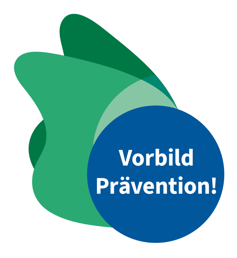 Das Logo der Auszeichnung besteht aus einem blauen Kreis mit weißem Schriftzug „Vorbild Prävention!“ und zwei grünen Elementen, die linksseitig wie zwei Flügel andocken.