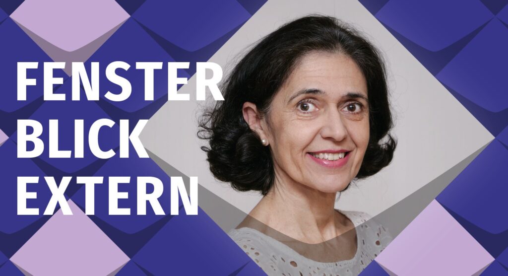 Eingerahmt in das KSL-Design aus blauen und rosafarbenen Kacheln strahlt eine Frau mit kinnlangem, welligem dunklem Haar in die Kamera. Sie trägt schlichte Perlenohrringe und ein weißes, spitzenbesetztes Oberteil. Daneben stehen der Titel „Fensterblick extern“.