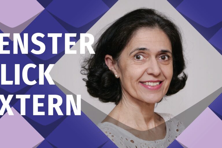 Eingerahmt in das KSL-Design aus blauen und rosafarbenen Kacheln strahlt eine Frau mit kinnlangem, welligem dunklem Haar in die Kamera. Sie trägt schlichte Perlenohrringe und ein weißes, spitzenbesetztes Oberteil. Daneben stehen der Titel „Fensterblick extern“.