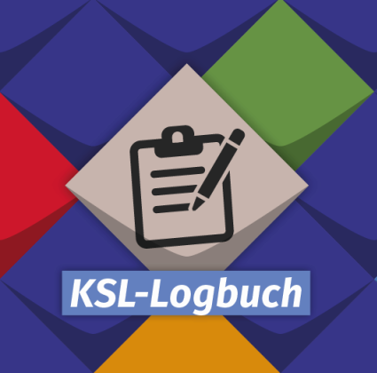 Auf bunten Kacheln in blauer, grüner, roter und gelber Farbe ist der Titel des Newsletters „KSL-Logbuch“ hervorgehoben Passend dazu ist in der Mitte der Grafik auf einer beigen Raute die Zeichnung eines Klemmbretts abgebildet, auf dem ein Stift gerade die Notiz einer dritten Linie andeutet.