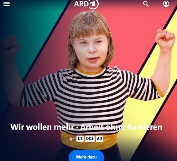 Ein Screenshot der ARD-Mediathek zeigt eine Jugendliche mit halblangen Haaren in einem schwarz-weiß gestreiften T-Shirt, die vor einem bunt gestreiften Hintergrund beide Arme mit angespannten Muskeln abgewinkelt nach oben streckt und direkt in die Kamera blickt. Darunter sind der Titel „WIR WOLLEN MEHR - Arbeit ohne Barrieren“ und ein paar weitere Infos hinterlegt (hr – 55 min. UT, DGS, AD).