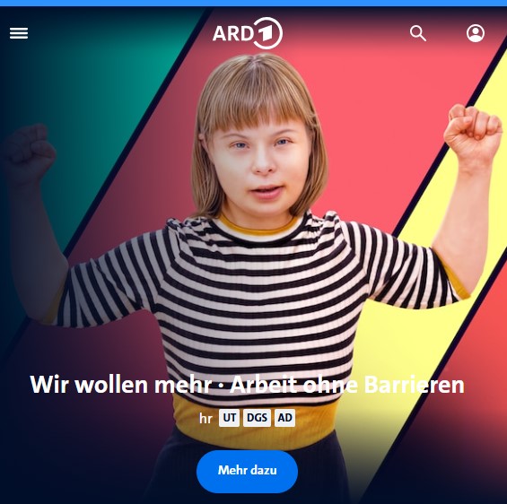 Ein Screenshot der ARD-Mediathek zeigt eine Jugendliche mit halblangen Haaren in einem schwarz-weiß gestreiften T-Shirt, die vor einem bunt gestreiften Hintergrund beide Arme mit angespannten Muskeln abgewinkelt nach oben streckt und direkt in die Kamera blickt. Darunter sind der Titel „WIR WOLLEN MEHR - Arbeit ohne Barrieren“ und ein paar weitere Infos hinterlegt (hr – 55 min. UT, DGS, AD).