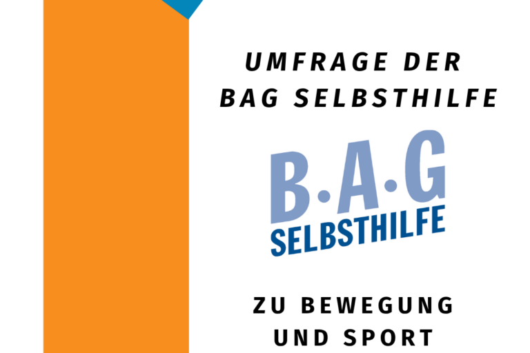 Die Kachel zeigt auf weißem Hintergrund den schwarzen Schriftzug „Umfrage der BAG SELBSTHILFE zu Bewegung und Sport bei chronischen Erkrankungen“ mit dem entsprechenden Logo. Hervorgehoben wird der Projekttitel „Aktiv bleiben“ in einem blauen, auf der Spitze stehenden Quadrat, das in einen orangefarbenen Streifen am rechten Bildrand übergeht. Ganz unten ist außerdem das Logo der LAG Selbsthilfe NRW in Orange- und Blautönern abgebildet.