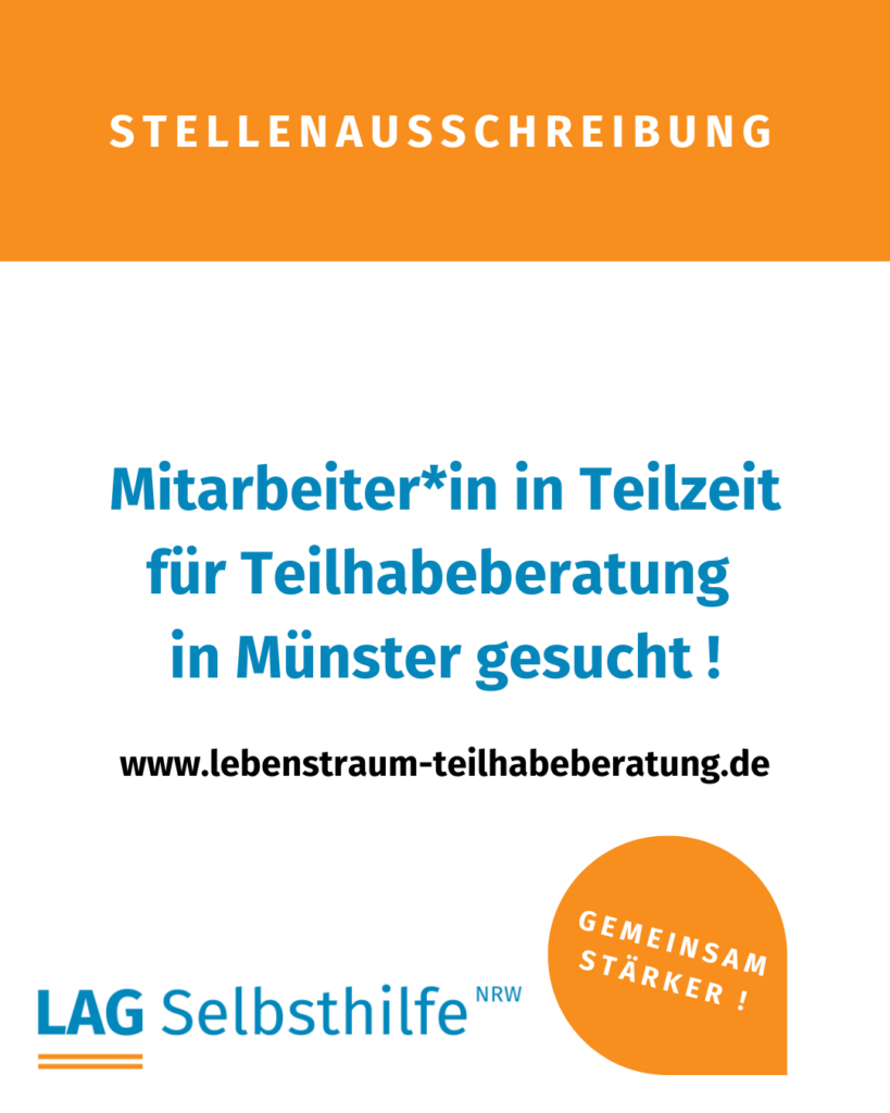 Im Mittelpunkt der Kachel stehen auf weißem Hintergrund die Info „Mitarbeiter*in in Teilzeit für Teilhabeberatung in Münster gesucht“ in blauer Schrift sowie der schwarz gesetzte Link zur Webseite (www.lebenstraum-teilhabeberatung.de). Auf einem orangefarbenen Balken darüber ist in weißen Buchstaben „Stellenausschreibung“ zu lesen und am unteren Bildrand sind das LAG-Logo und der Claim „Gemeinsam stärker!“ als orange Sprechblase abgebildet.
