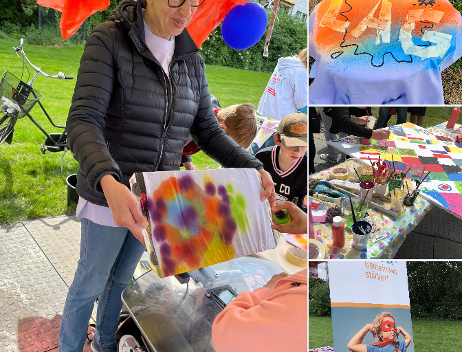 Die Collage zeigt Impressionen von den Aktivitäten am Gemeinschaftsstand der LAG Selbsthilfe NRW mit den zugehörigen Projekten: Geschäftsführerin Melanie Ahlke hält einer Teilnehmerin im E-Rolli einen auf Pappe gespannten Schlauchschal hin, sodass diese ihn bunt besprühen kann. Auch die Helfer*innen-T-Shirts wurden individuell gestaltet – wie hier mit dem LAG-Schriftzug in Regenbogenfarben. Auf einem großen Tisch voller Farbtöpfe mit Pinseln malen mehrere Besucher*innen kleine Quadrate einer Leinwand aus, aus denen ein großes Gesamtkunstwerk entsteht. Neben dem Wäscheständer, auf dem die kreativen Textilien trocknen, steht das Roll-Up der LAG Selbsthilfe NRW, das passend zum Motto „Gemeinsam stärker“ ein Mädchen im Superheld*innen-Umhang zeigt.