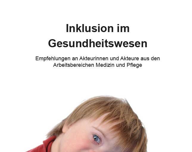 Das Cover der Broschüre zeigt ein Kind im Alter von ca. 4 Jahren mit hellem Haar und roten Rollkragenpullover, das seine linke Wange auf ein großes Kissen im Designs des Erdballs abgelegt hat – darüber auf weißem Hintergrund das blaue Logo von „Siegen Wittgenstein in Südwestfalen“ und die dunkle Aufschrift „Inklusion im Gesundheitswesen: Empfehlungen an Akteurinnen und Akteure aus den Arbeitsbereichen Medizin und Pflege“